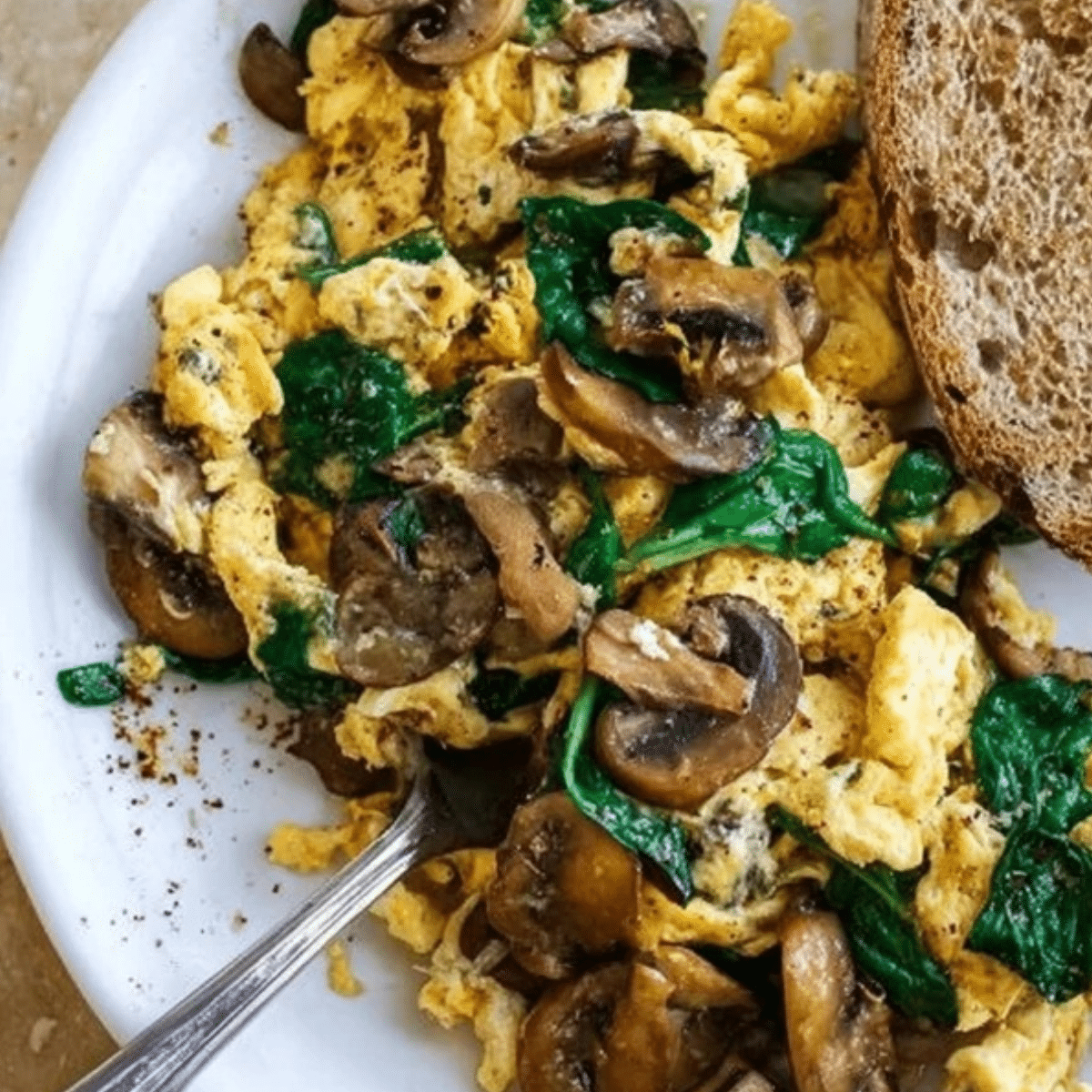Mushroom-Spinach Scrambled Eggs: Simple & Delicious Recipe - Yummy Temple